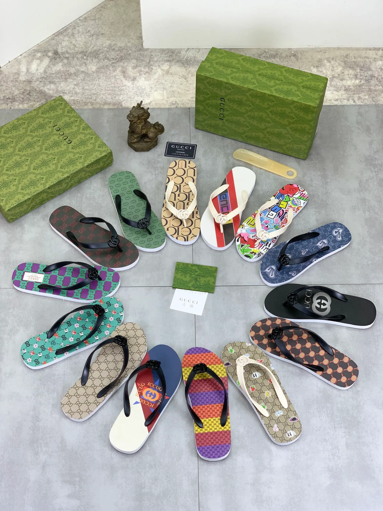 Men's men's shoes 💰P220💰【New style】🆘【GUCCI】Official website's popular Gucci adult couple 🧑‍🤝‍🧑 style, children's flip-flops are on sale at the counter simultaneously! Original fabric imported from Italy. Original bottom provided by the original factory. Size: Adult 36-45. Children’s size: 30-37. Multiple colors available.